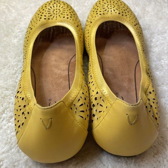 Vionic Womens Yellow Laser Cut Leather Ballet Flats Sz 8.5 - Picture 4 of 9